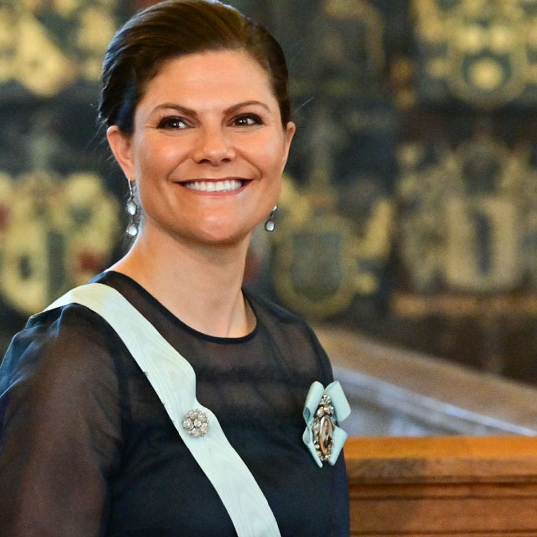 Vuelve el vestido semitransparente y sostenible que conectó a Victoria de Suecia y doña Letizia