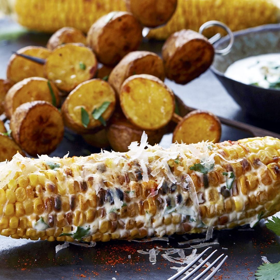 Mazorcas y brochetas de patata a la parrilla con salsa tres quesos