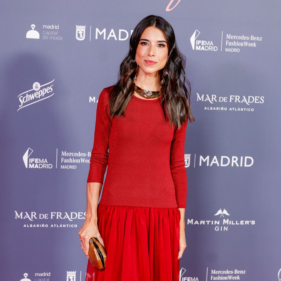 El estilizador vestido de punto y falda vaporosa que Laura Corsini combina con joyas XL