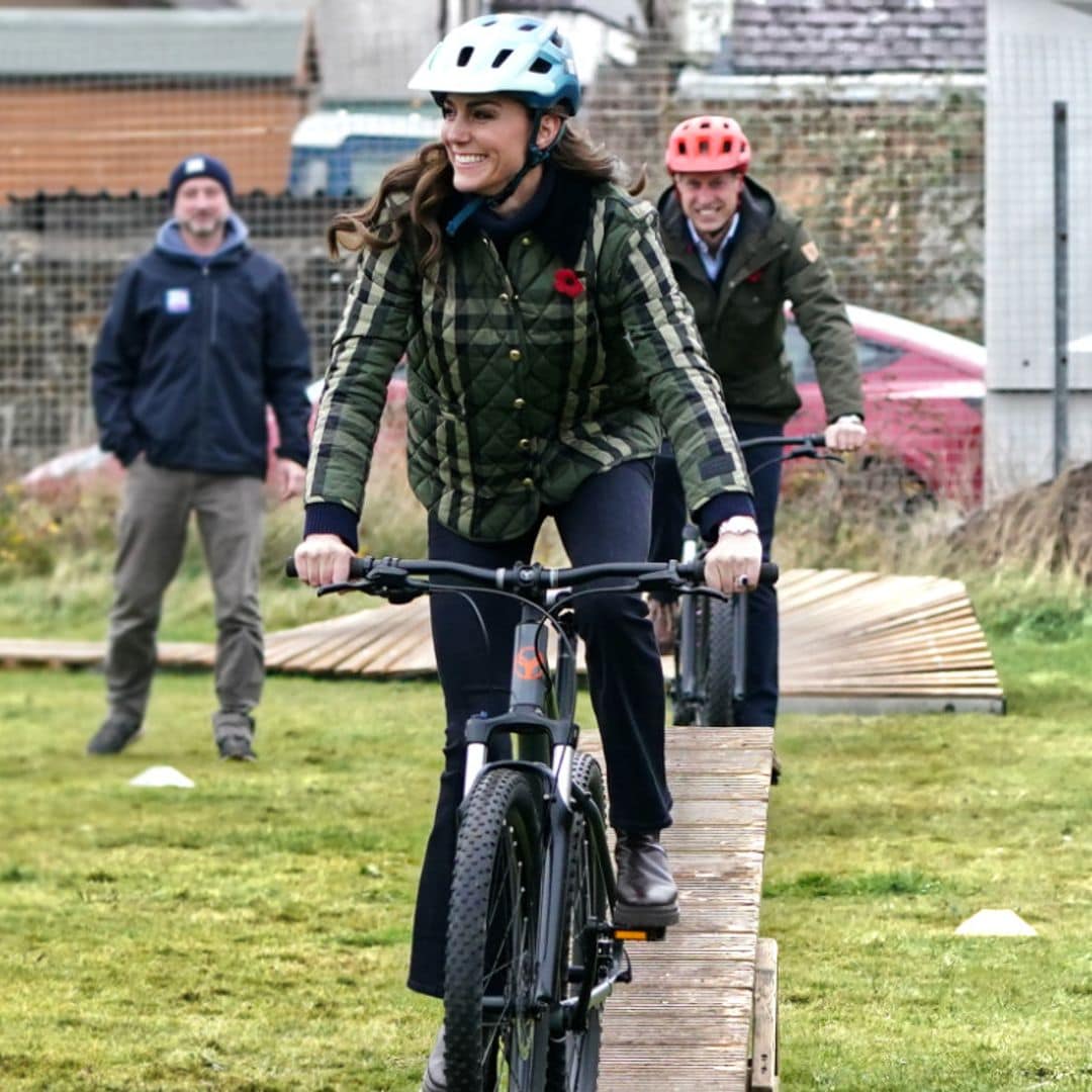 La princesa de Gales, una intrépida ciclista muy equipada y conjuntada con su marido