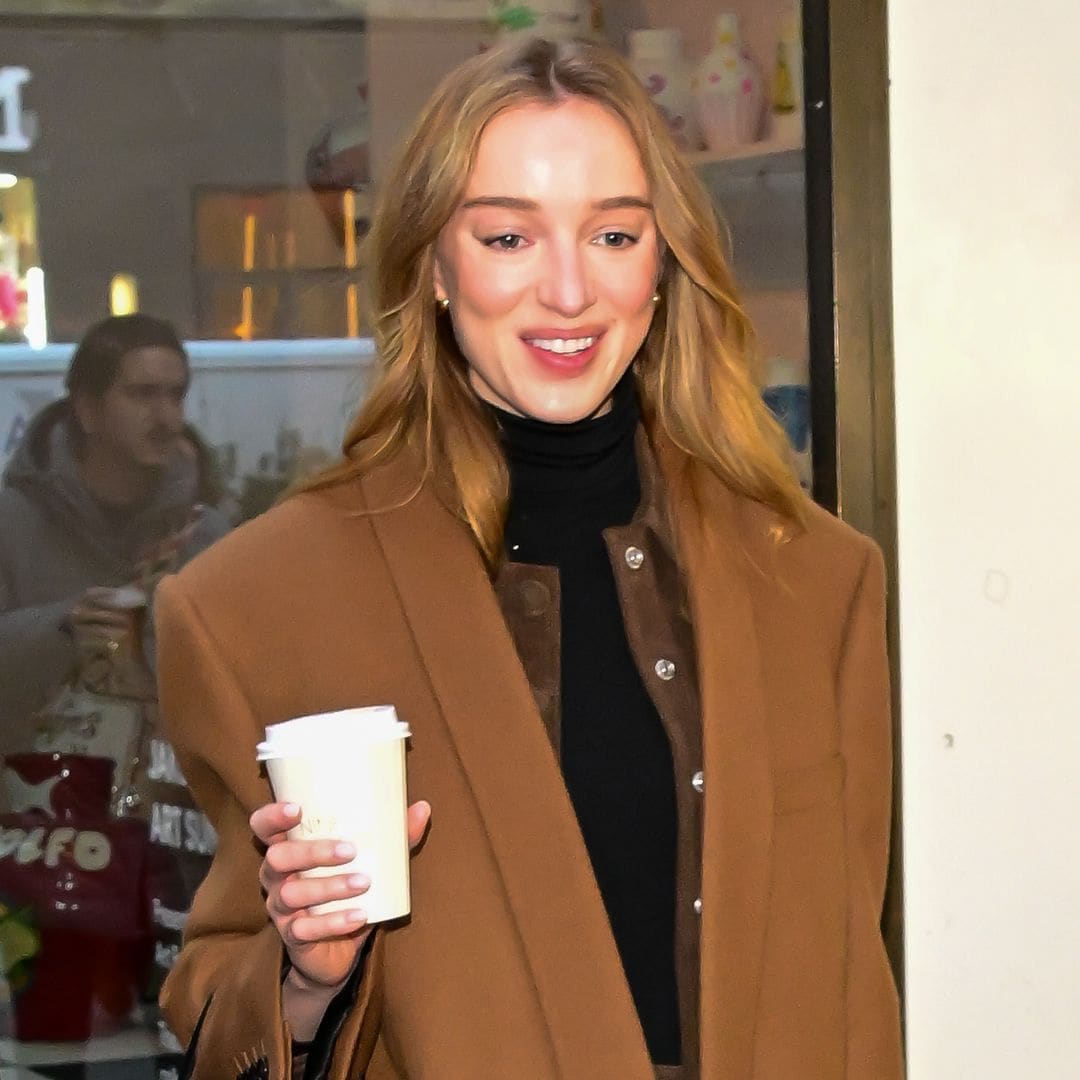 La fórmula infalible de Phoebe Dynevor para dominar el estilo invernal