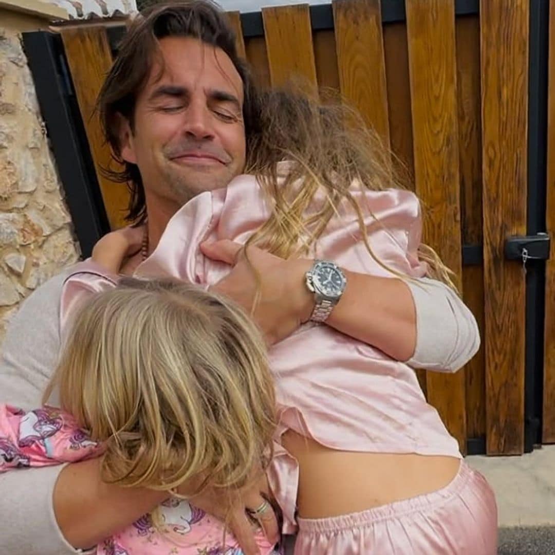  El llanto de Álex Adrover al ver a sus hijas por el Día del Padre en 'Supervivientes'