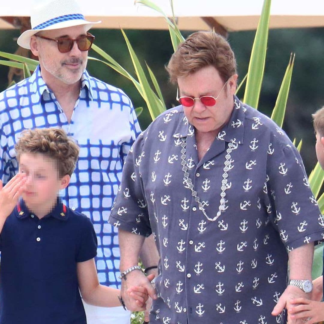 Elton John, fiel a su estilo 'Rocket Man', de vacaciones en Cannes con su marido y sus hijos