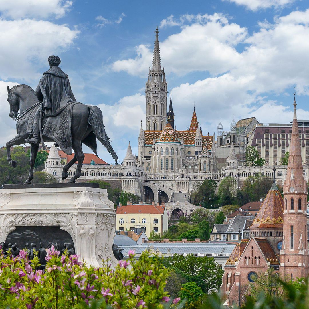 Vista de la orilla de Buda, con el castillo, la iglesia de San Matías, el Bastión de los Pescadores y la estatua del conde Gyula Andrassy