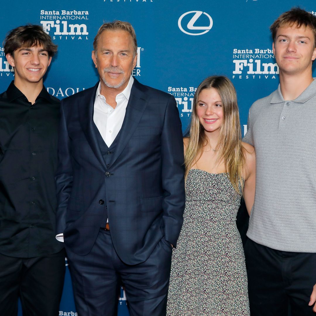 Kevin Costner posa con los tres hijos que tuvo con su ex Christine Baumgartner. ¿Quién se parece más a él?