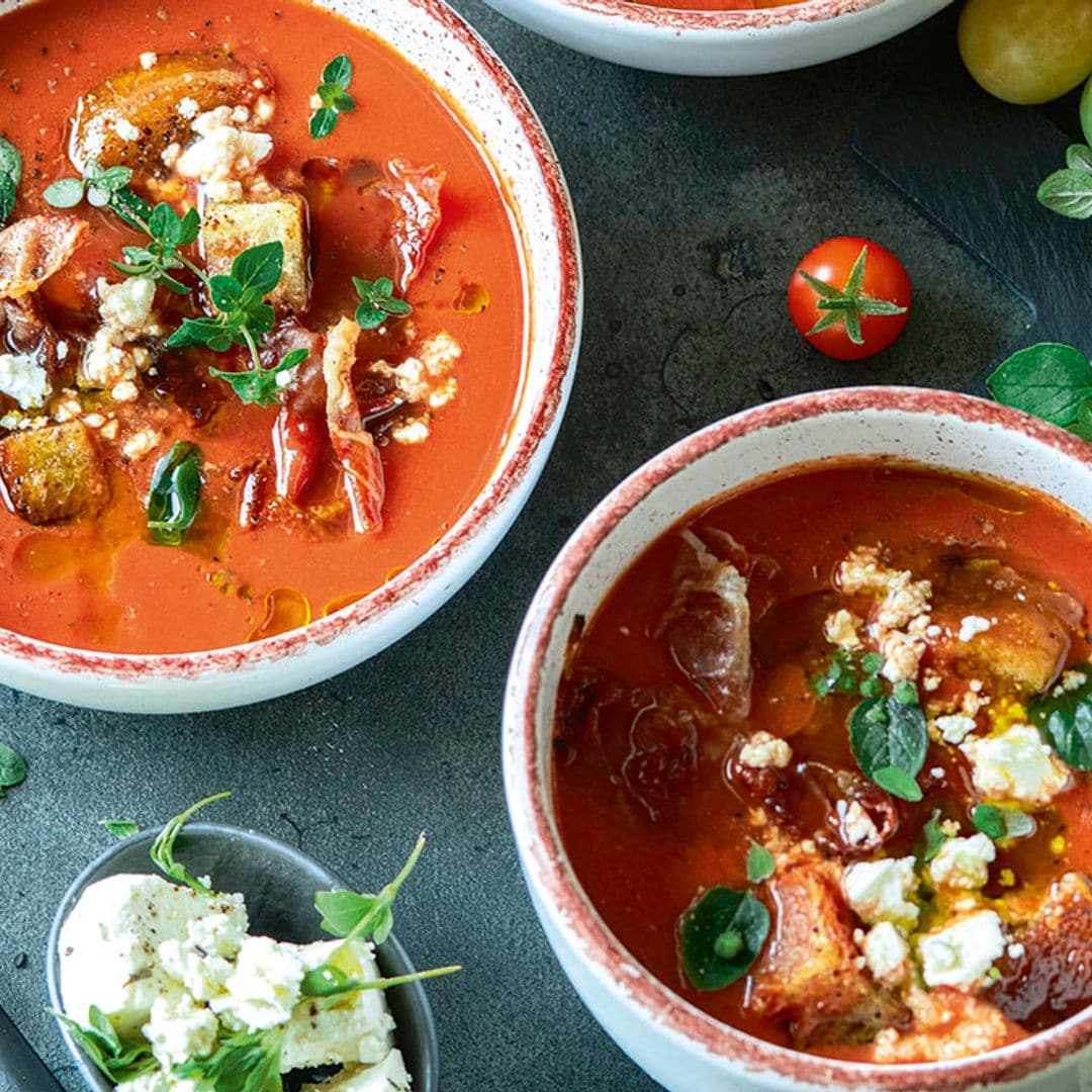 Sopa de tomate con queso feta, jamón y picatostes