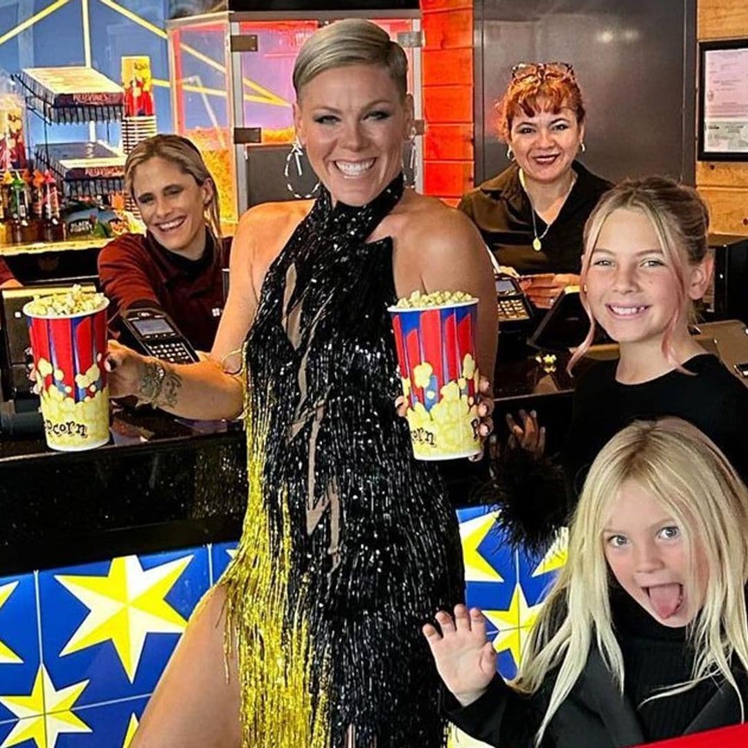 El recuerdo a Olivia Newton-John y las palomitas en familia de Pink: el 'backstage' de los American Music Awards