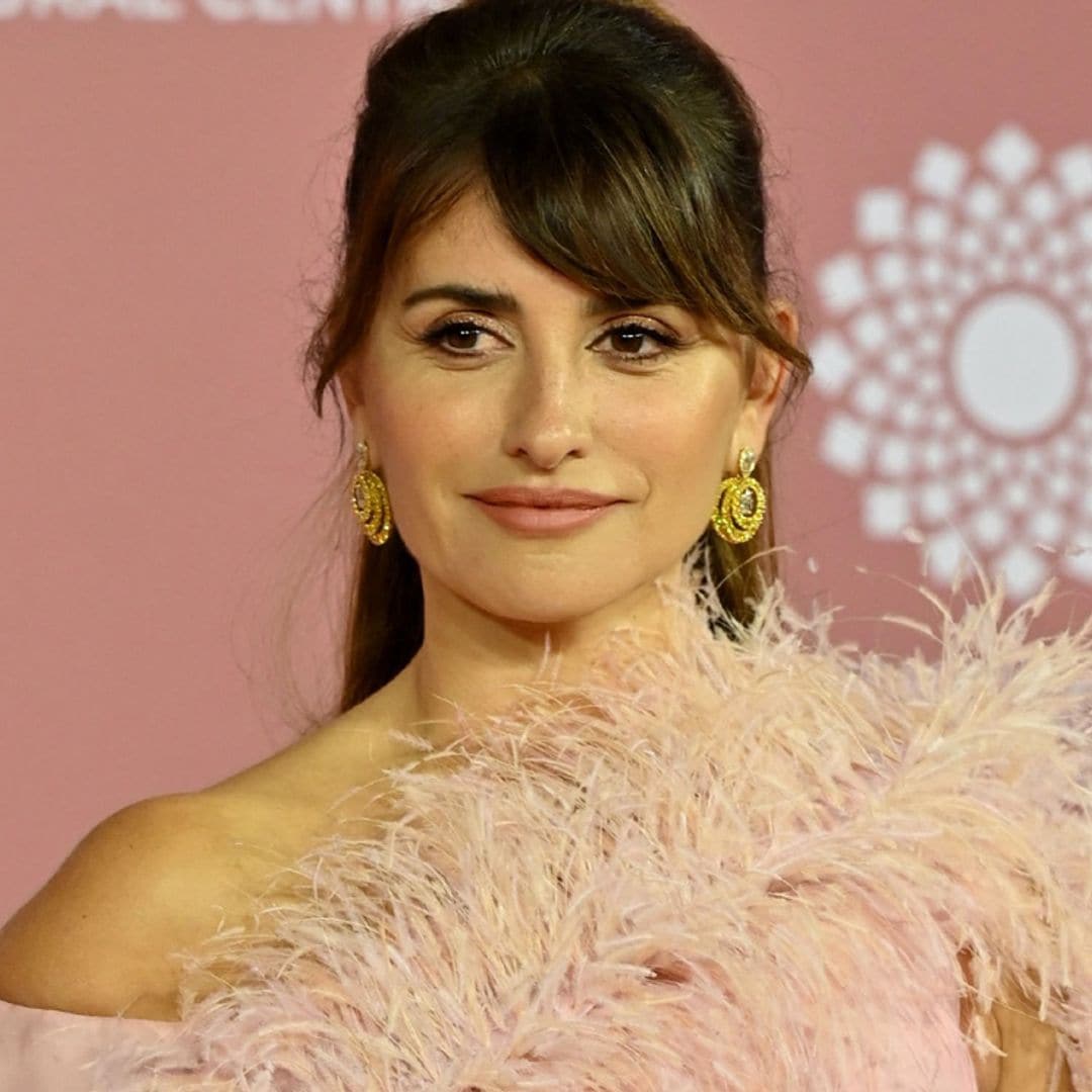 Penélope Cruz impacta en Bombay con un espectacular vestido de plumas