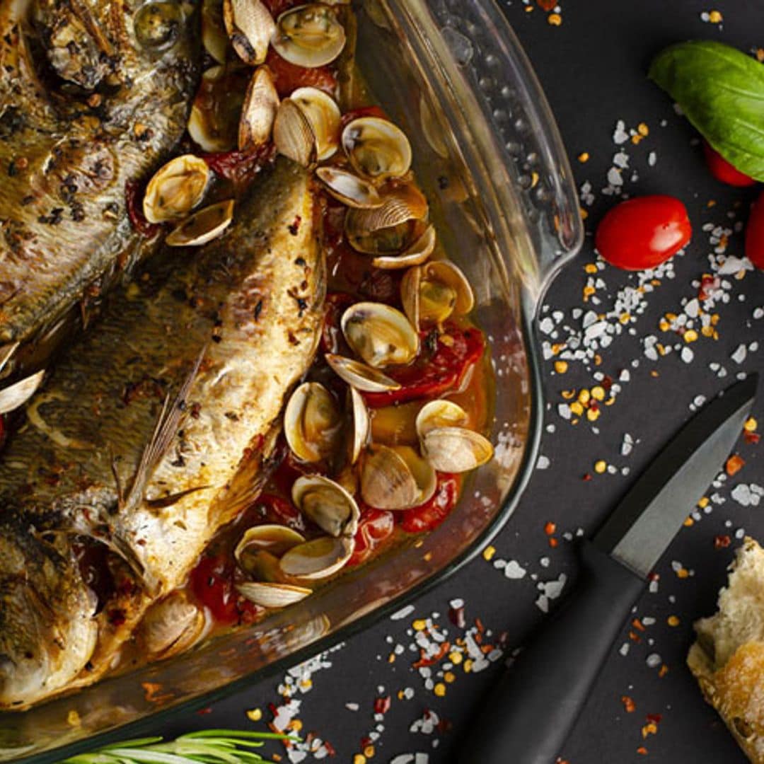 Dorada al horno con tomatitos y almejas