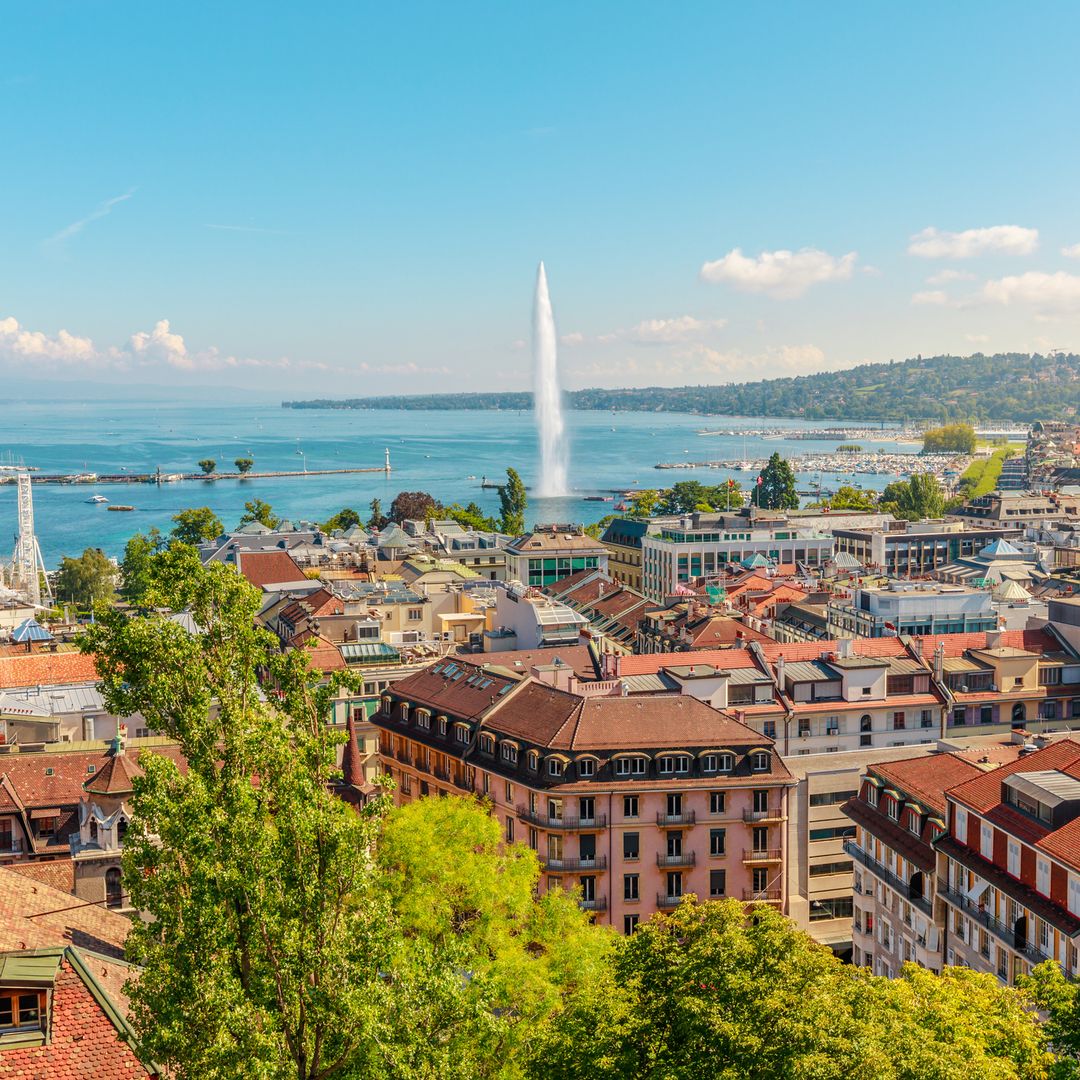 Vista aérea del lago Lemán y la fuente Jet d'eau en Ginebra, Suiza