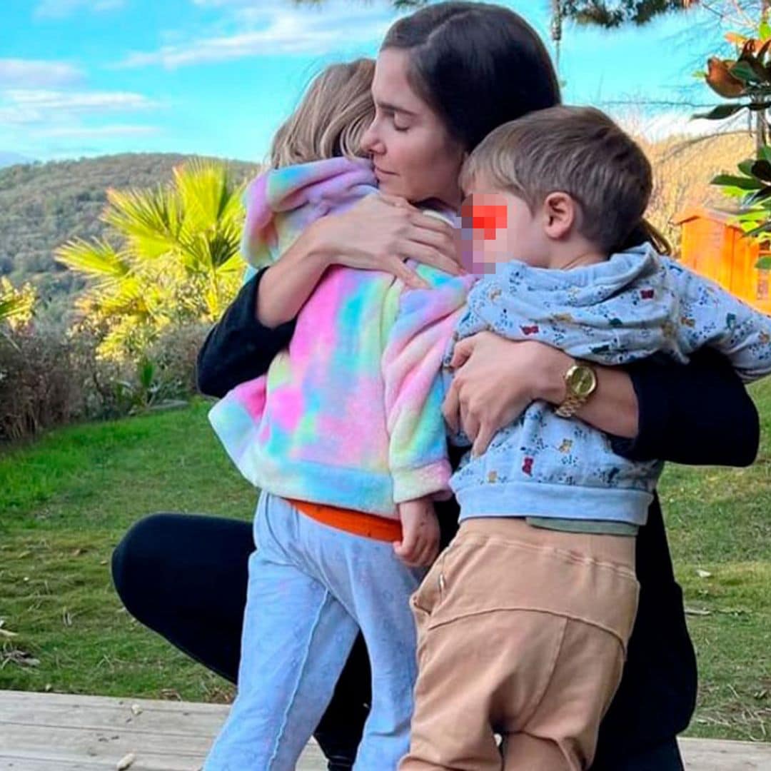 La emotiva despedida de Natalia Sánchez con sus hijos por su viaje de trabajo a Albania