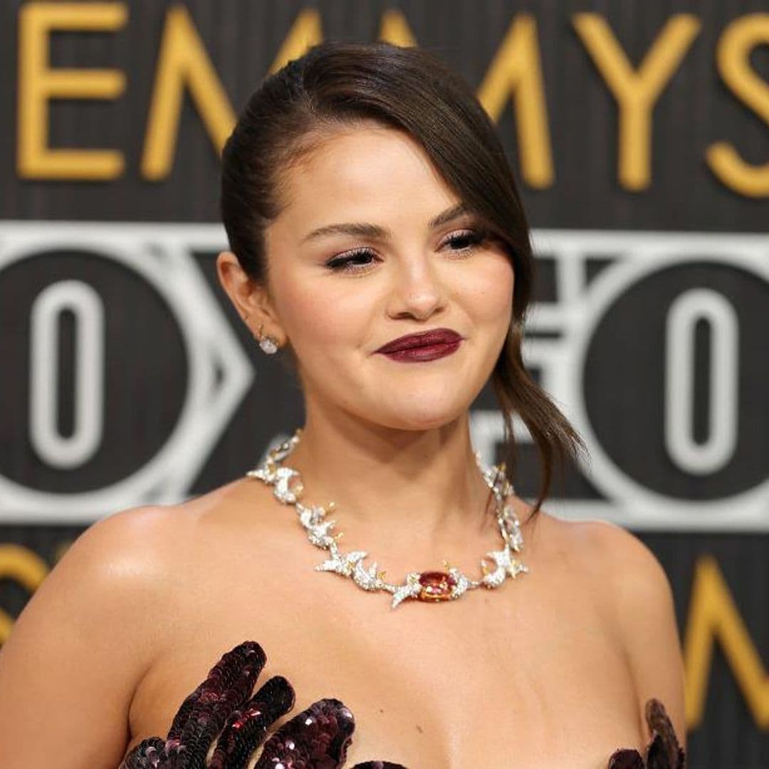 El impactante collar de diamantes de Selena Gomez durante los Emmys 2024