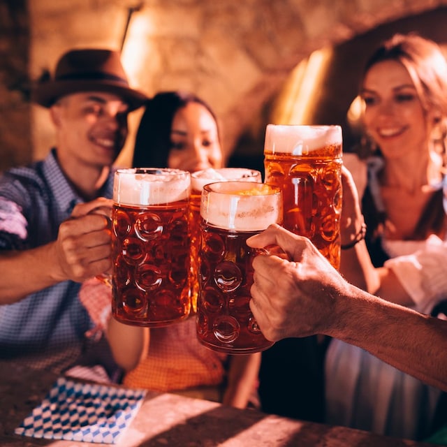 Amigos celebrando el festival de la cerveza bávaro