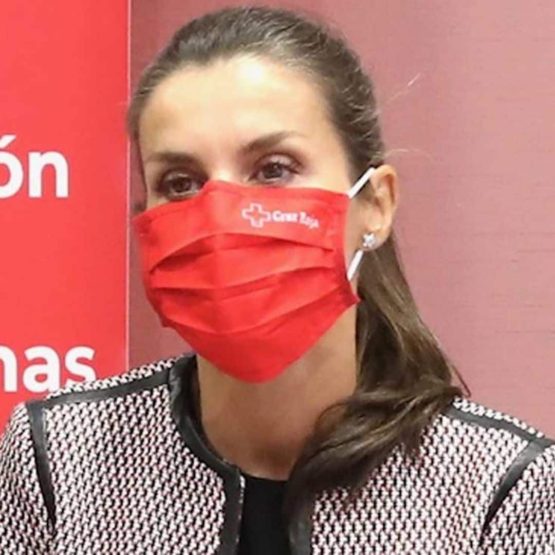 Doña Letizia cambia de mascarilla para unirse al equipo de Cruz Roja