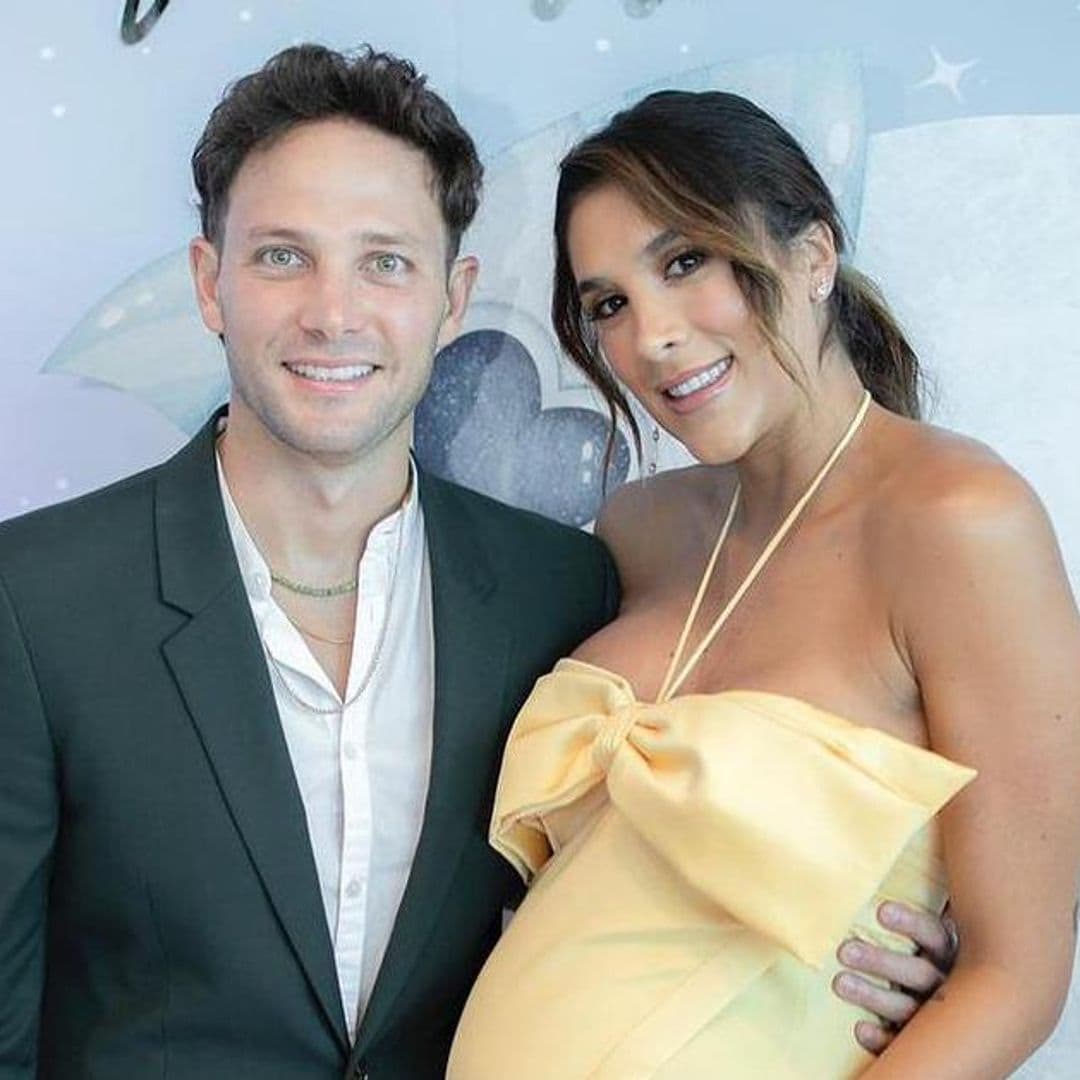 Gabriel Coronel, pareja de Daniela Ospina, practica con bebé en brazos para la llegada de su hijo