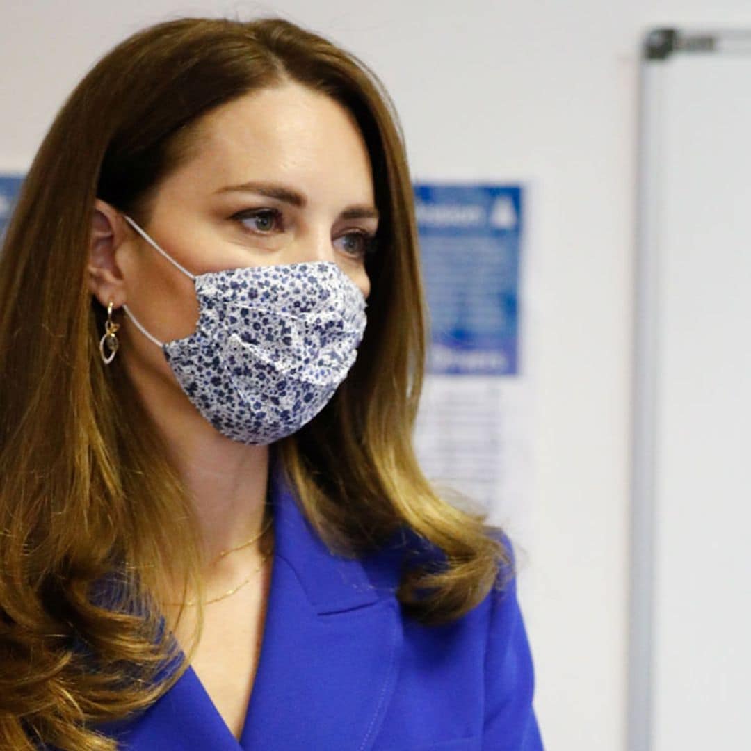 Kate Middleton recuerda a Diana con chaqueta azul de Zara y falda plisada