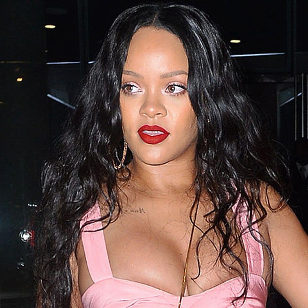 Rihanna arriesga con un 'look' extra-rosa en su última salida