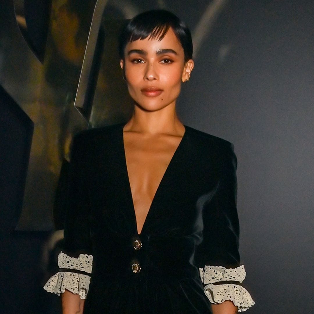 De París a Londres: el vestido de terciopelo sostenible de Zoë Kravitz