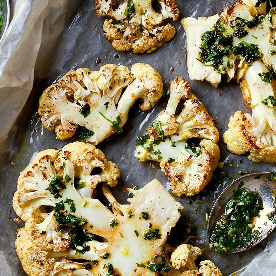 'Steaks' de coliflor con chimichurri de lima y cilantro