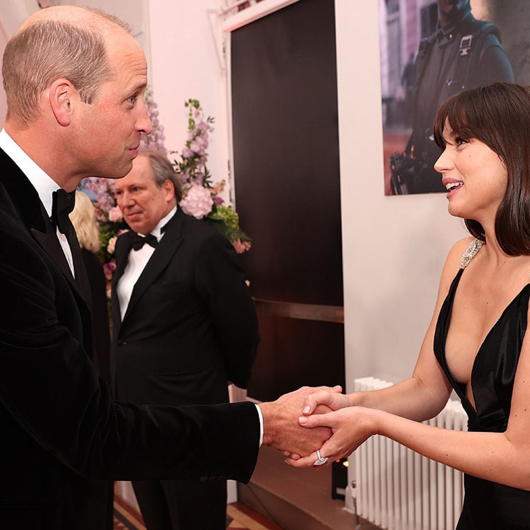 La gran noche de Ana de Armas, de estreno con los duques de Cambridge, el príncipe Carlos y Camilla