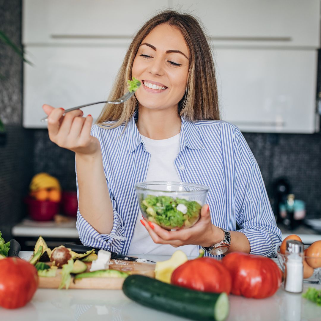 Descubre cómo preparar la ensalada de pepino más rica, saludable y viral del momento