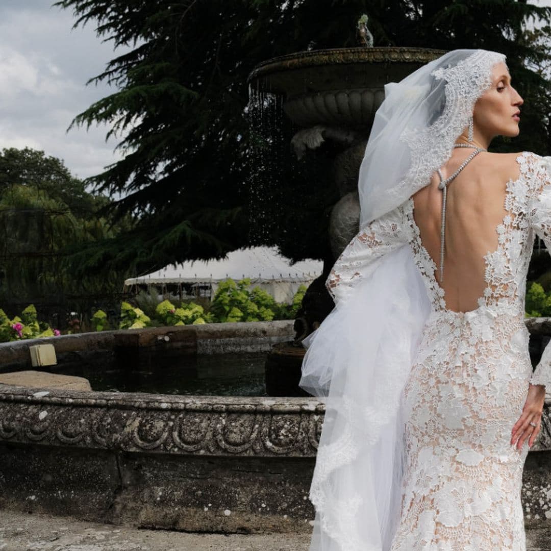 Los dos vestidos (y las maravillosas joyas) de Anna Cleveland en su boda con Jefferson Hack