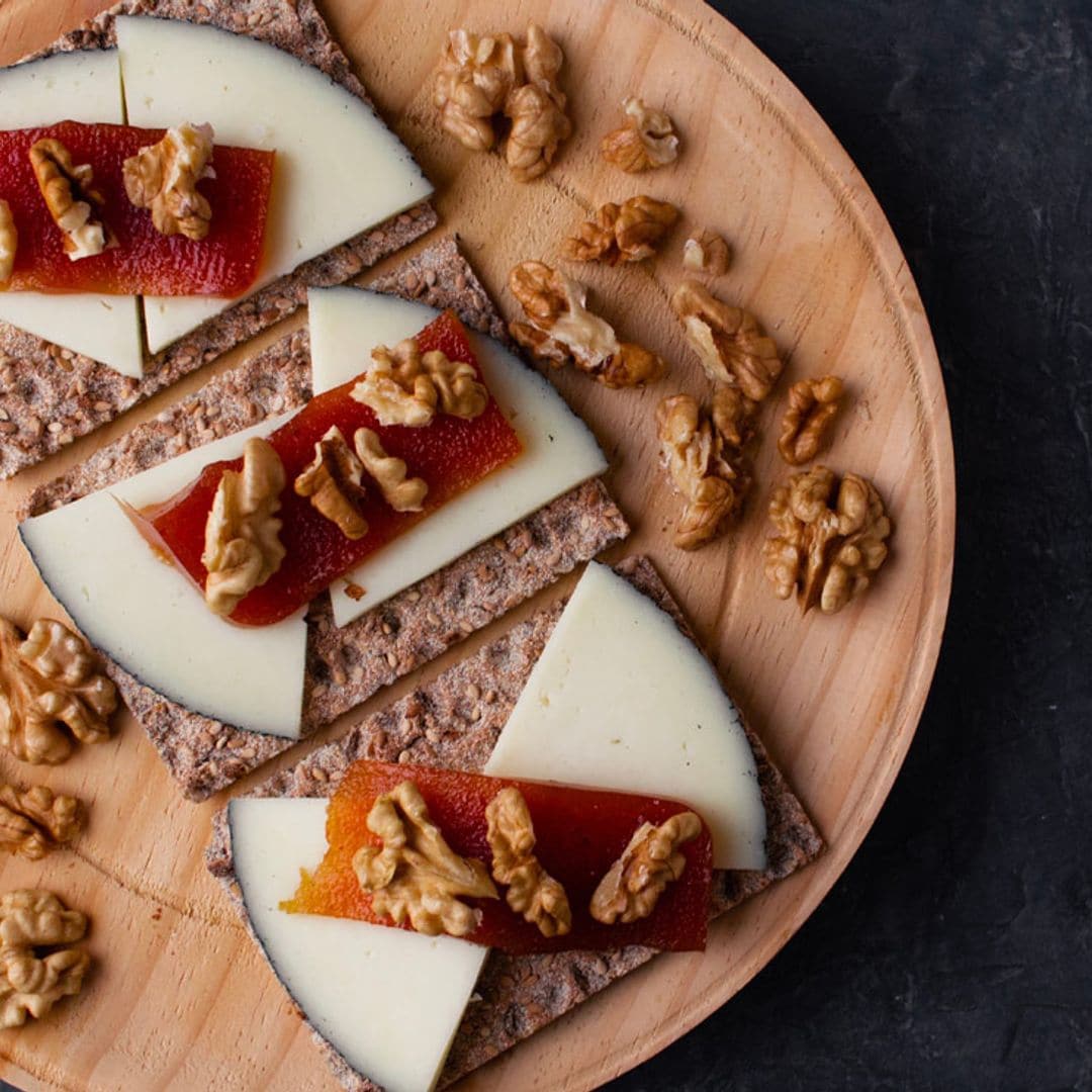 Tostas de queso con dulce de membrillo