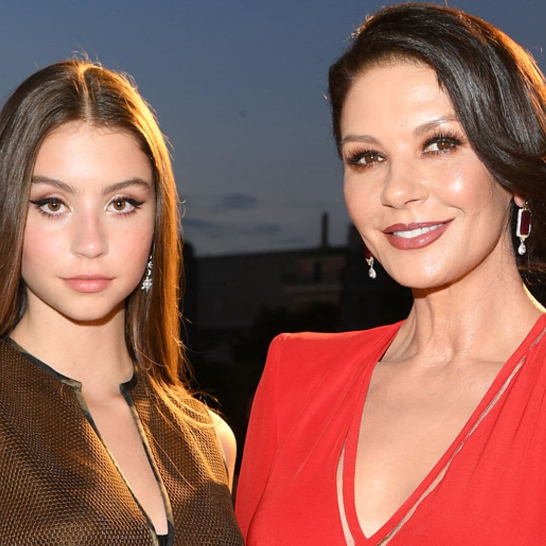 La hija de Catherine Zeta-Jones se ve mayor y glamorosa en el desfile de moda de Fendi