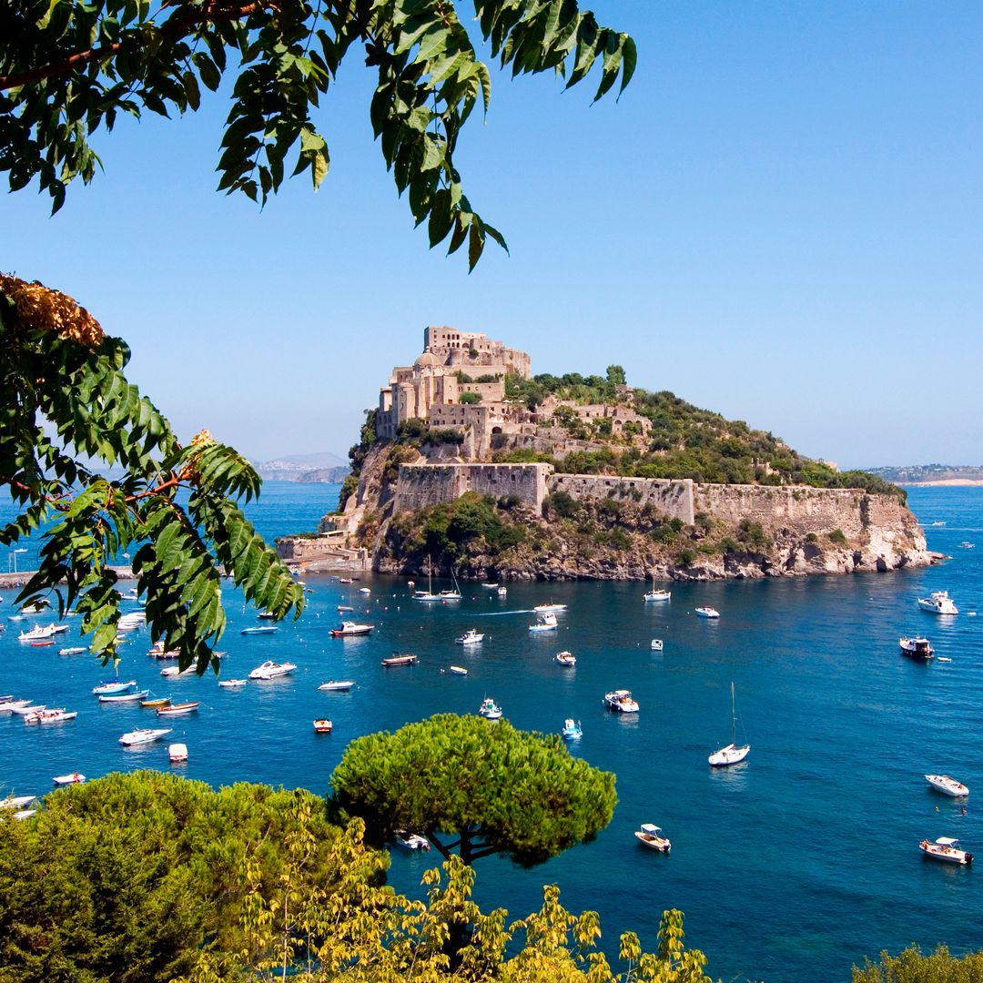 Castillo Aragonese en la isla italiana de Ischia frenet a la bahía de Nápoles