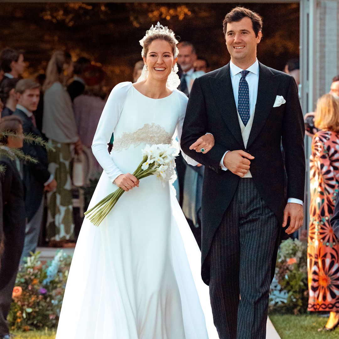 Abrimos el joyero real de la boda de Victoria López-Quesada: del origen de la flor de lis de la tiara al broche de brillantes de su madre