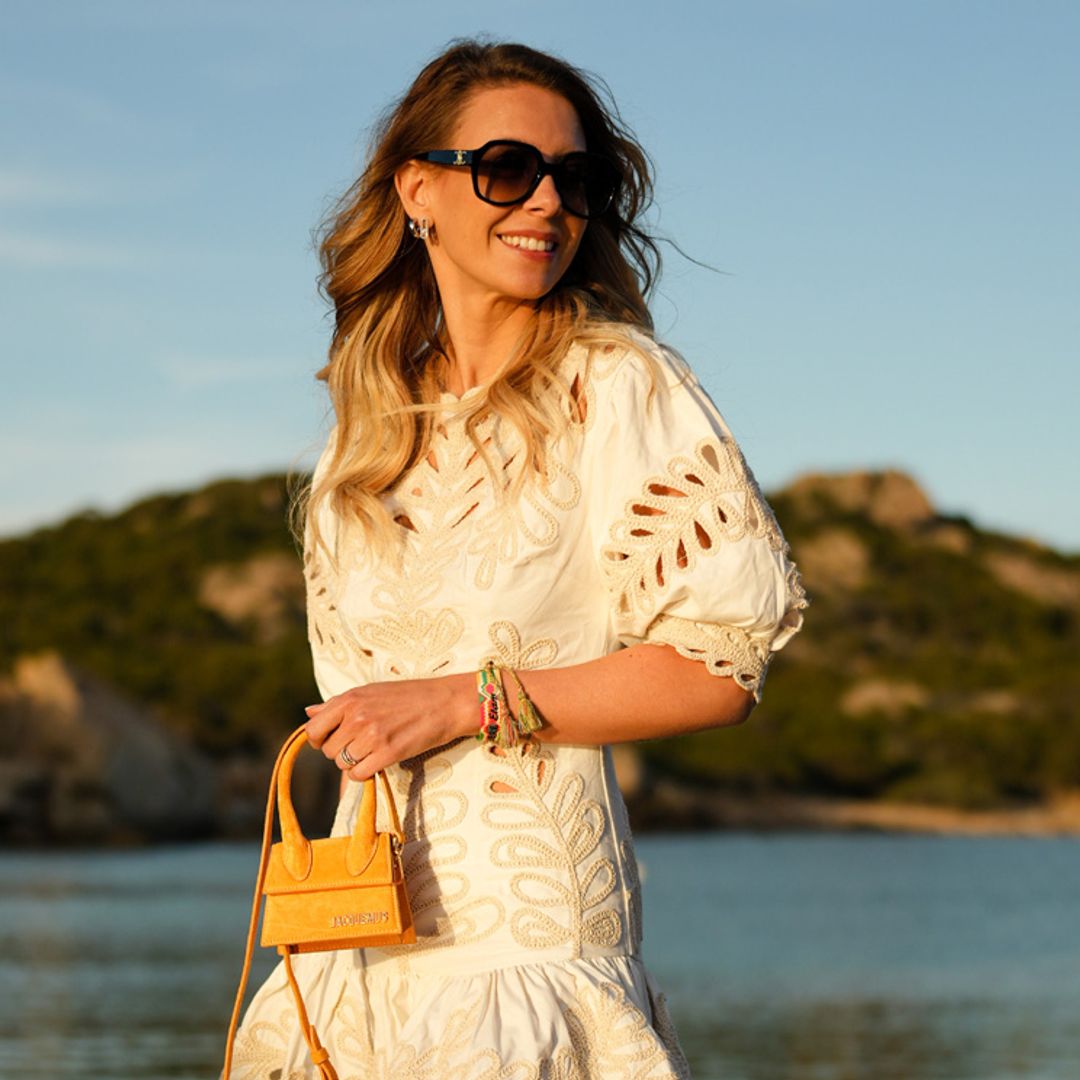 Un vestido blanco, sandalias planas y otras compras de rebajas que siempre son buena idea