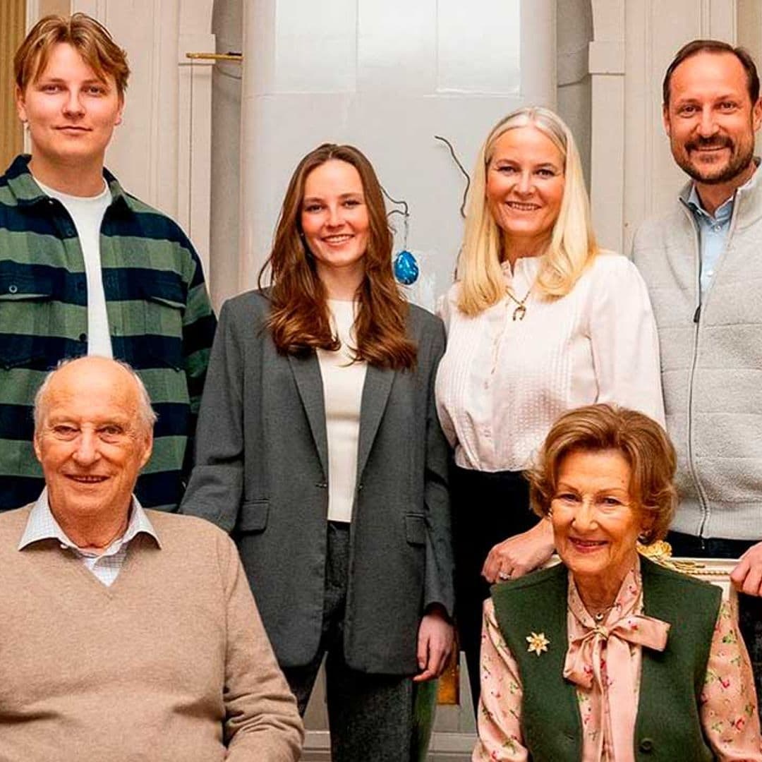 Harald de Noruega reaparece tras su enfermedad para felicitar la Pascua rodeado de su familia