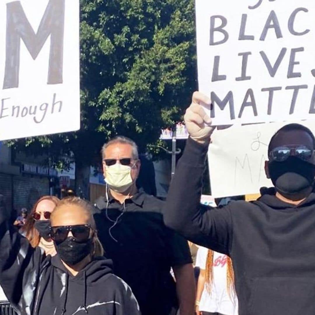 Los hijos de Jennifer Lopez le ayudan a sumarse a la marcha de Black Lives Matter