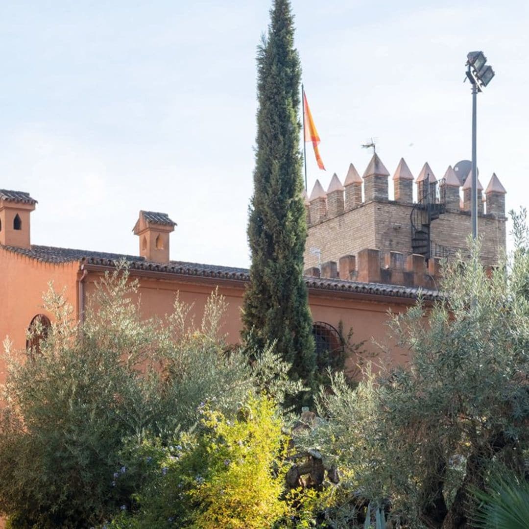 Los Duques de Maqueda nos reciben en su cortijo palacio sevillano, un edificio lleno de historia y obras de arte