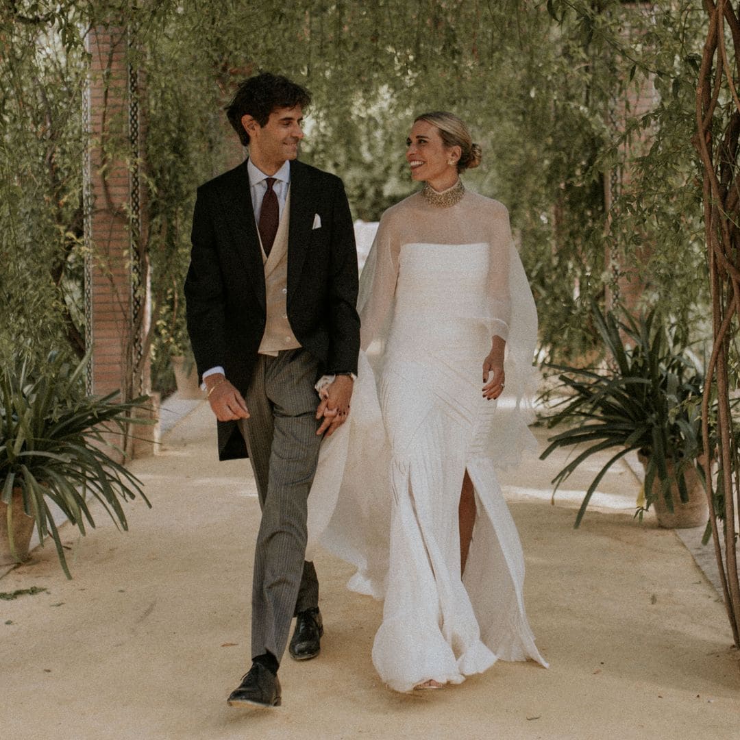 La boda de Sara en Sevilla: vestido palabra de honor, capa y 'choker' bordado