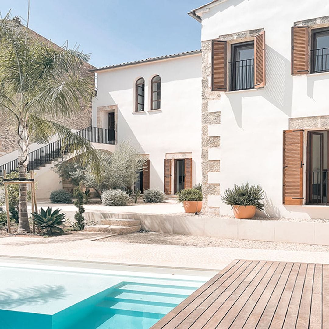 De antiguo teatro a vivienda mediterránea de estilo minimalista en el corazón de Mallorca