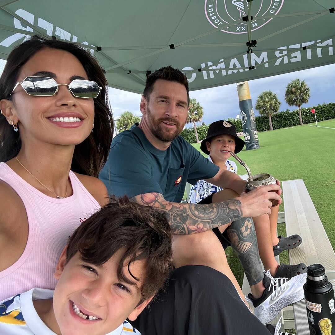 Leo Messi y Antonela Roccuzzo se convierten en los mejores porristas para su hijo Thiago