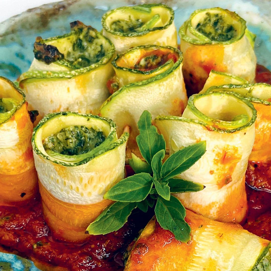 'Rolls' de calabacín rellenos de queso con salsa de tomates secos