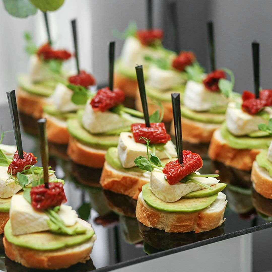 Canapés de aguacate, queso brie y tomates secos