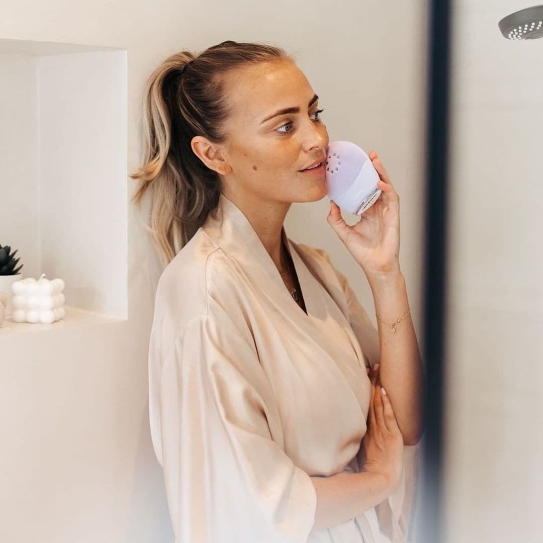 Foreo rebaja 150€ el cepillo limpiador facial que consigue una piel tersa, suave y radiante