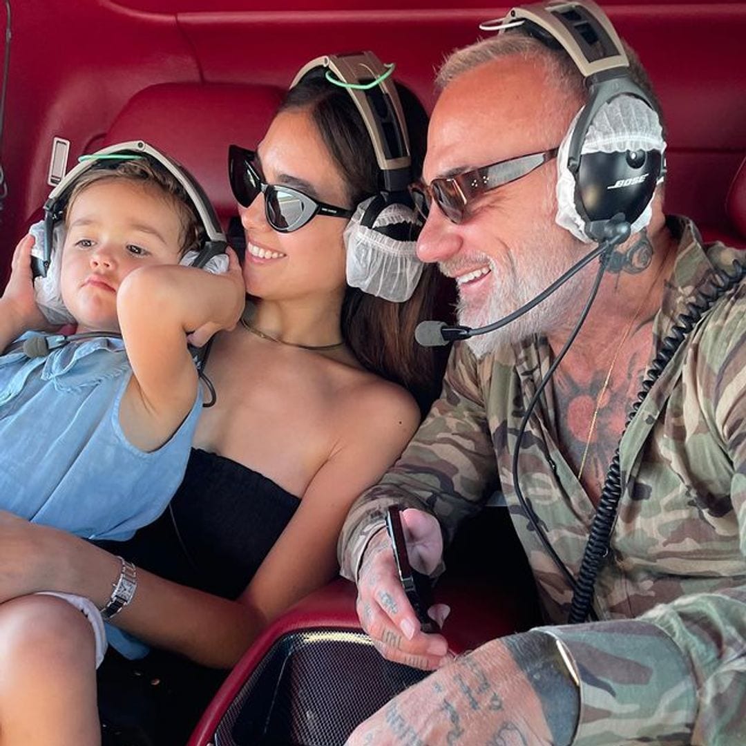 El fiestón de cumpleaños de Gianluca Vacchi bailando en la playa junto a su mujer y su hija