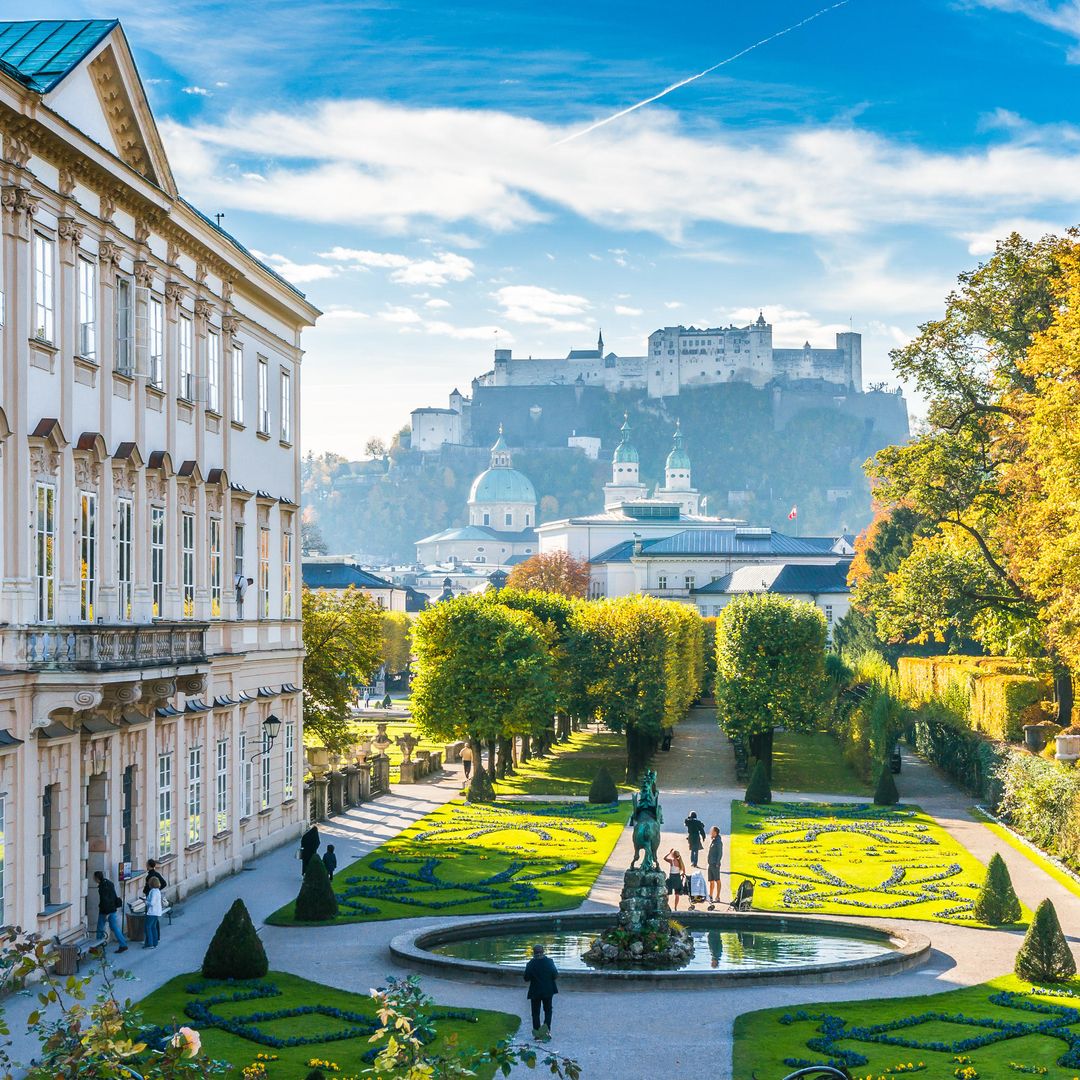 Vista de los famosos Jardines de Mirabell con la histórica Fortaleza de Hohensalzburg al fondo, en Salzburgo, Austria