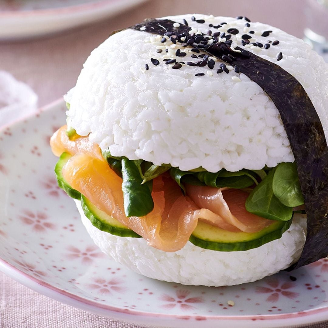 'Sushi burger' de salmón ahumado con verduras