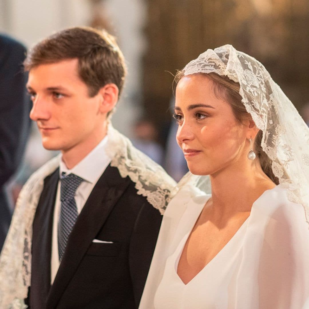 Rocío, la novia del vestido atemporal y el ramo de fresias, que marcó tendencia entre sus amigas