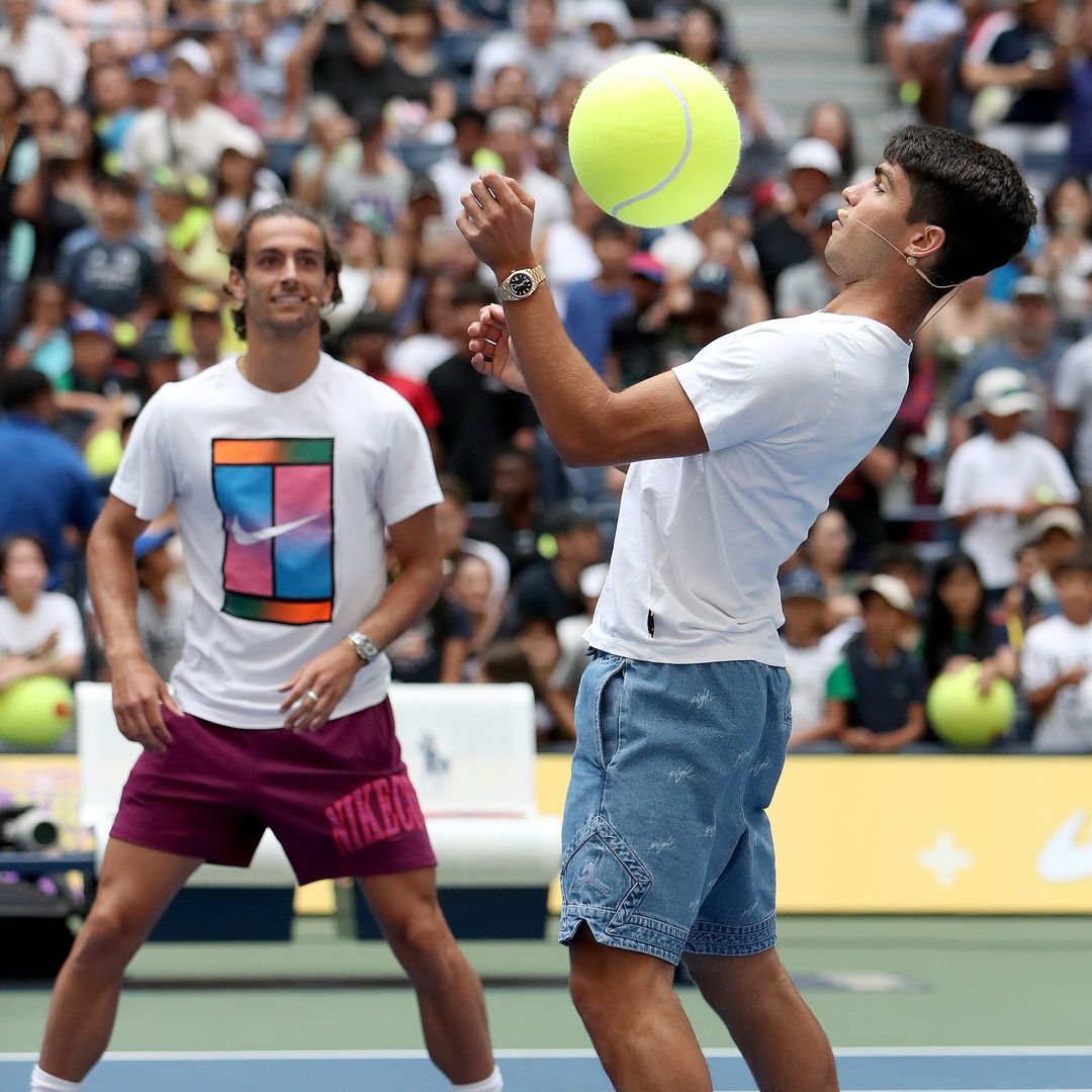 Carlos Alcaraz protagoniza un divertido momento en el US Open jugando al tenis con sartenes y pelotas gigantes, ¡nada se le resiste!