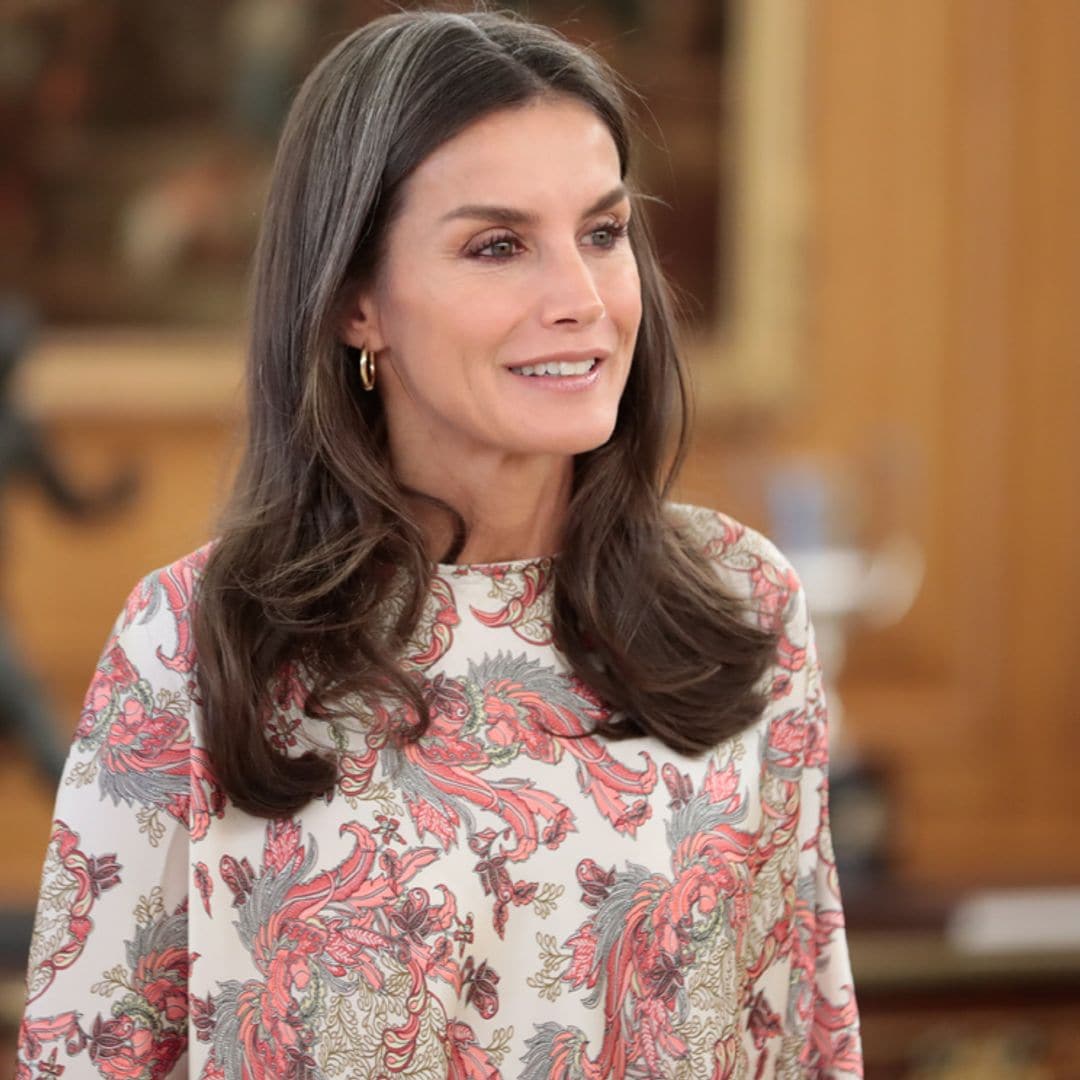 La Reina estrena una alegre blusa con estampado multicolor y mangas kimono