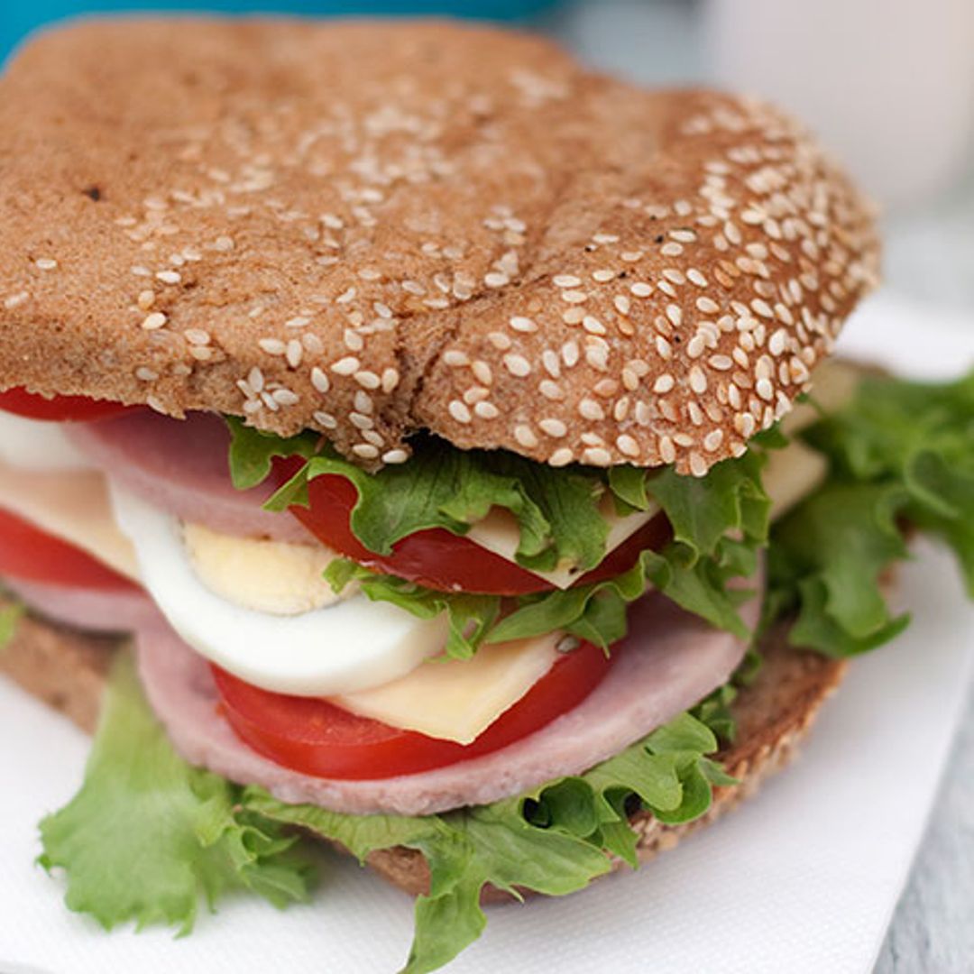 Bocadillo de pavo con huevo, tomate, lechuga y queso. Receta de táper