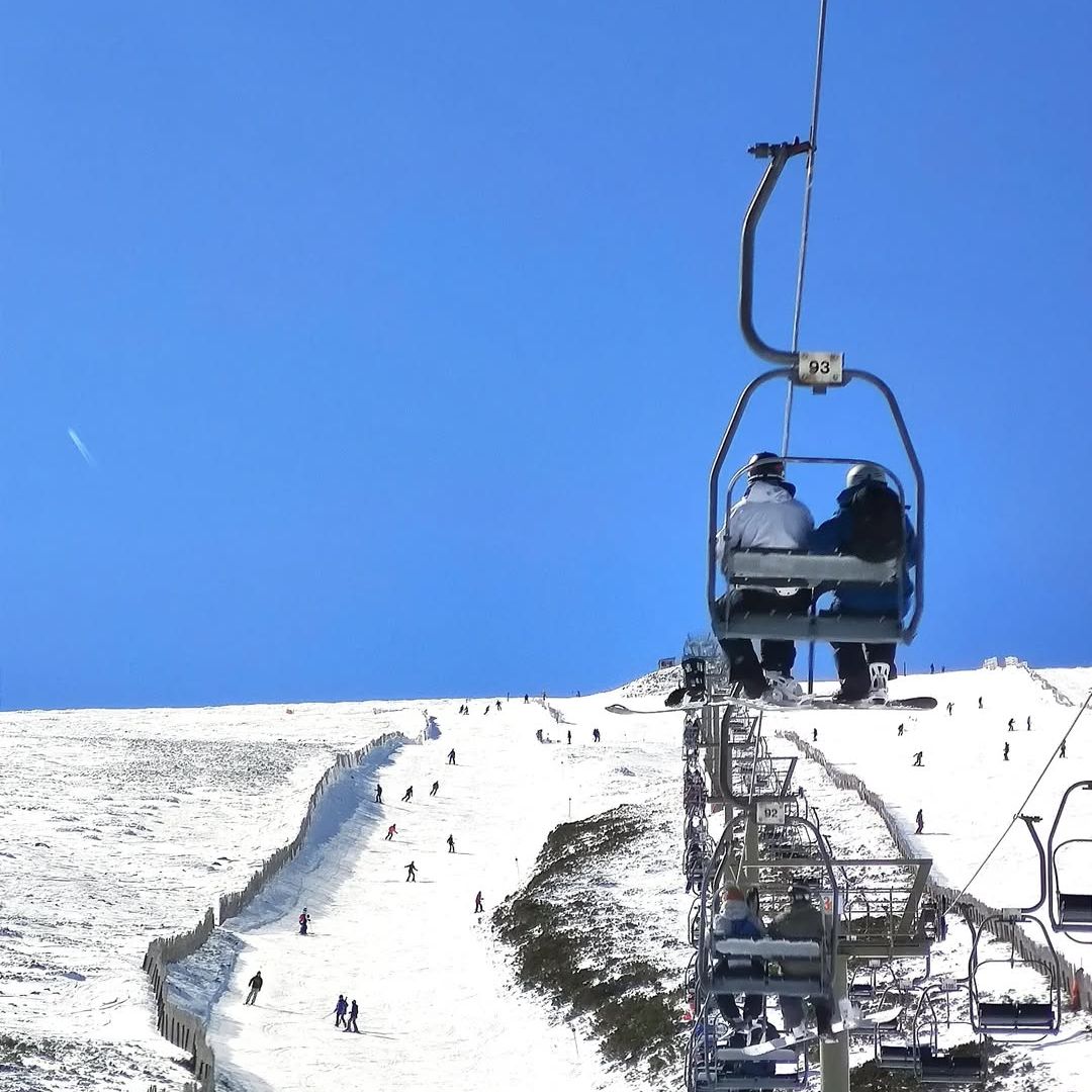 Guía práctica: todo lo que necesitas saber para esquiar esta temporada en Valdesquí y Navacerrada