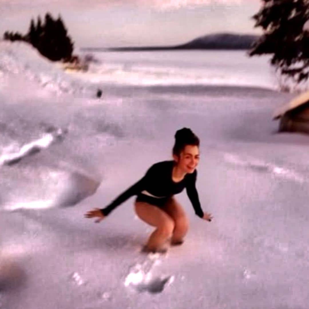 ¿Quién dijo frío? Lily Collins se sumerge en la nieve de Laponia en bañador