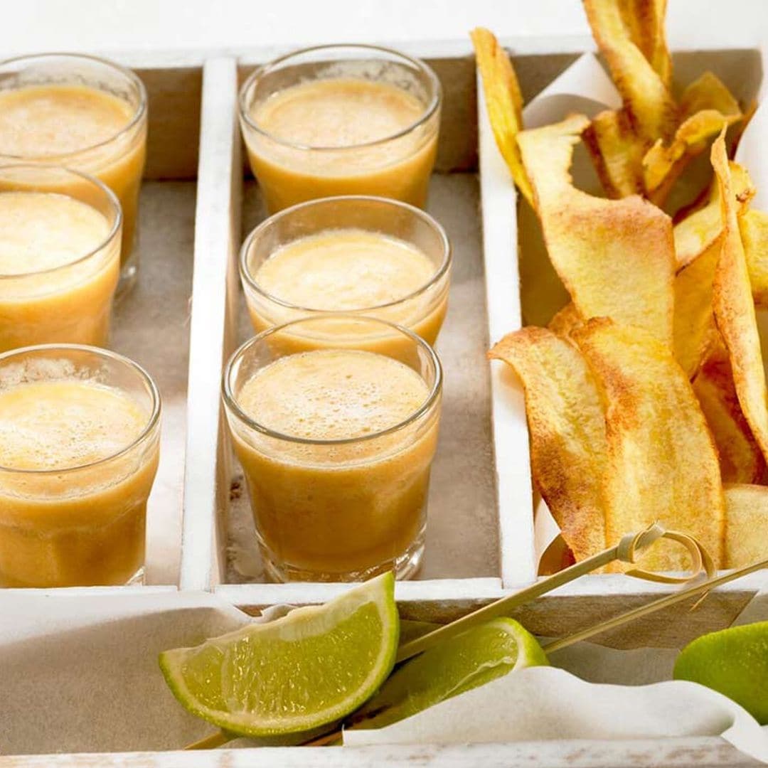 Chupitos de sopa papaya y coco con 'chips' de plátano macho